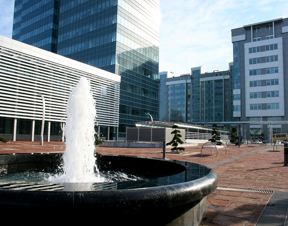 zgrada-vlade-sa-trgom